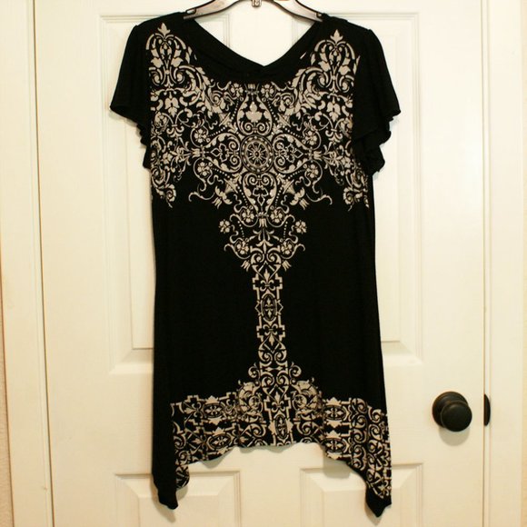 3 for $20! ✨ Handkerchief top with keyhole back - Picture 1 of 5